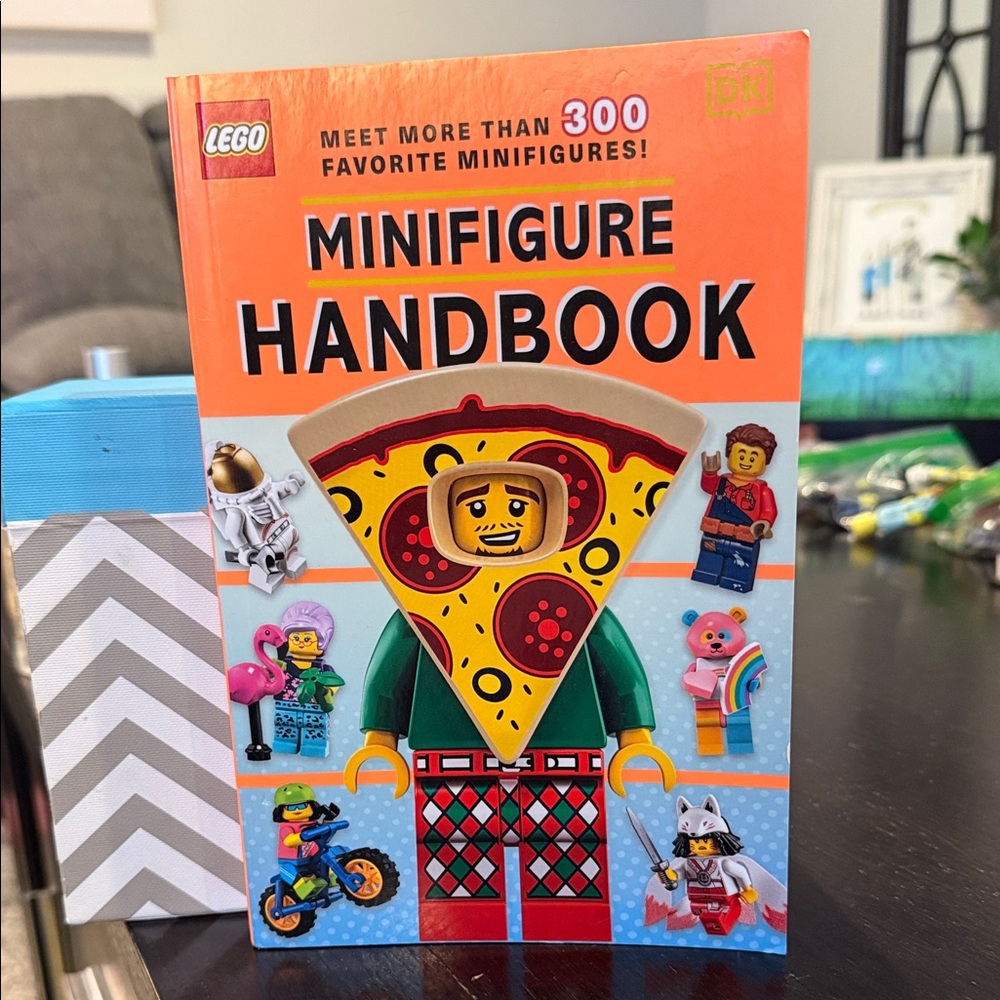 LEGO Minifigure Handbook - Orange and Red Cover book guide - Picture 2 of 4